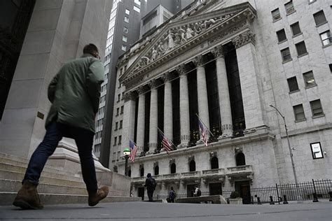 Wall Street ends higher, marking 2nd winning week in a row